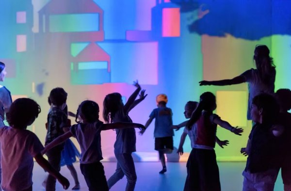 满盈网配资 孩儿们，创作起来！剧场内外的“艺术+科技+教育”