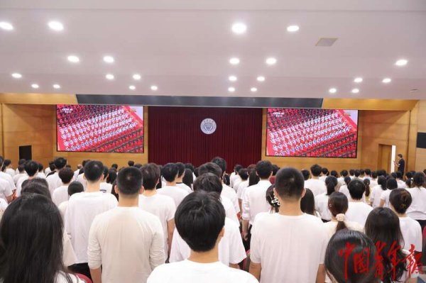 策略操盘 在路上、食堂、报告厅 重庆大学师生踊跃观看积极热议九三阅兵